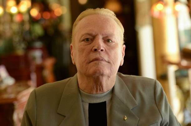 In this photo taken on June 11, 2014 publisher of Hustler magazine Larry Flynt poses at his house in Los Angeles. - US porn mogul Larry Flynt, best known as the publisher of Hustler Magazine and a self-styled free-speech champion, died in Los Angeles February 10, 2021, aged 78, according to media reports. Family members confirmed the death to the Washington Post and NBC but did not cite a specific cause. Celebrity outlet TMZ, which broke the news, said Flynt had died from heart failure. (Photo by Chris DELMAS / AFP) (Photo by CHRIS DELMAS/AFP via Getty Images)