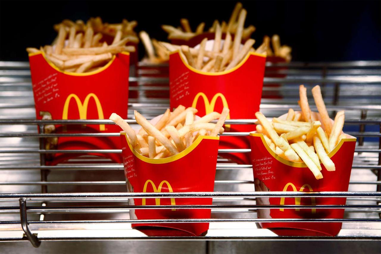 McDonald's ajoute des frites au bacon et au fromage au menu national en 2019 | PEOPLE.com